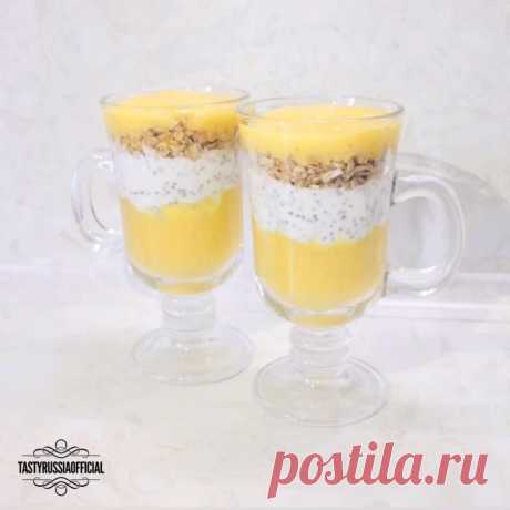 Манговый десерт ПП. Вкусно и красиво 🤗. Автор @tastyrussiaofficial 
1 манго  1/2 банана  1/2 апельсина  1 ст.л. семян чиа  100 г йогурта  Гранола
Способ приготовления

Шаг 1 Измельчить в блендере манго, банан и апельсин.
Шаг 2 Семена чиа смешать с йогуртом. Оставить разбухнуть (можно на ночь или минимум на 1 час).
Шаг 3 Выложить в стакан слоями измельчённые фрукты, йогурт с чиа, гранола либо мюсли и последний слой опять фрукты.
Приятного аппетита 😘
#рецепты_светы
#завтра...