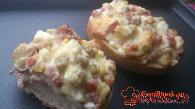 Горячие бутерброды с колбасой | Foodbook.su Далеко не всегда бутерброды следует накрывать булкой сверху. В этом рецепте мы решили, что начинка должна быть на виду. От золотистой сырной корки, слюнки текут