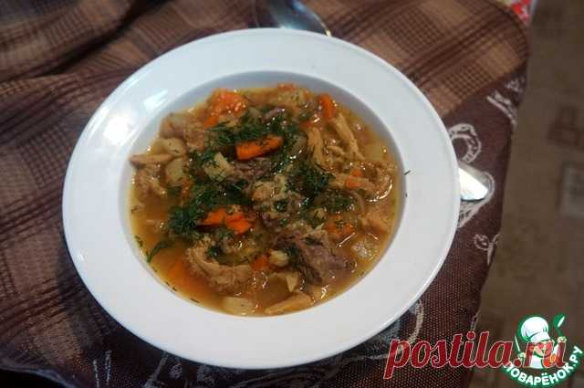 Фляки господарские. Фляки господарские (фляки по-польски) – густой, наваристый, очень аппетитный и ароматный суп. Помните, где встречали это название? 
 «Оплывая потом, официанты несли над головами запотевшие кружки с пивом, хрипло и с ненавистью кричали: «Виноват, гражданин!» Где-то в рупоре голос командовал: «Карский раз! Зубрик два! Фляки господарские!» Тонкий голос уже не пел, а завывал: «Аллилуйя!» Грохот золотых тарелок в джазе иногда покрывал грохот посуды, которую судомойки по…