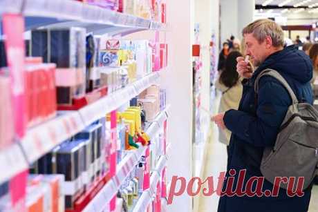 В российском магазине косметики начали продавать алкоголь. Российская сеть магазинов «Подружка» начала продавать алкоголь наряду с косметикой. Выяснилось, что юридическое лицо компании ООО «Табер трейд» в декабре получило лицензию на розничную торговлю спиртными напитками в двух точках, расположенных в Москве. Покупателям доступны сидр, а также тихие и игристые вина.