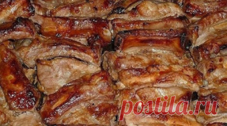 Сытно и вкусно: Румяные запеченные свиные ребрышки, маринованные в соусе