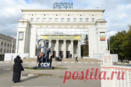 Найдена замена уволенной ректору РГСУ. Министерство образования и науки России нашло замену уволенной с должности ректора Российского государственного социального университета (РГСУ) Наталье Починок. Временно исполняющим обязанности ректора вуза с 10 ноября назначен проректор Андрей Хамров. Починок была уволена по собственному желанию.
