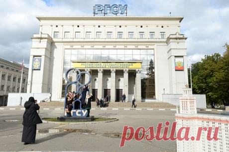 Найдена замена уволенной ректору РГСУ. Министерство образования и науки России нашло замену уволенной с должности ректора Российского государственного социального университета (РГСУ) Наталье Починок. Временно исполняющим обязанности ректора вуза с 10 ноября назначен проректор Андрей Хамров. Починок была уволена по собственному желанию.