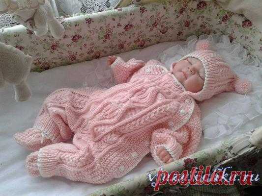 Комбинезон малышу спицами
