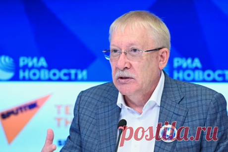 Депутат Госдумы сравнил антипрививочников с городскими сумасшедшими. Депутат Госдумы Олег Морозов в интервью изданию «Украина.ру» сравнил антипрививочников с городскими сумасшедшими. Он считает, что из-за испуга перед COVID-19 в обществе появляются «сумасшедшие размышления об опылении из космоса мифическими врагами». По его словам, раньше таких людей бы не восприняли всерьез.
