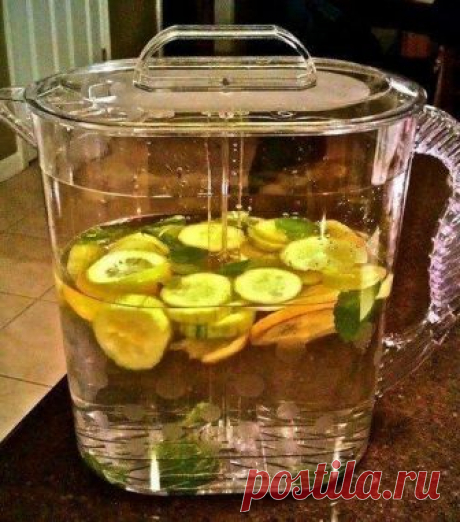 Пейте воду и худейте! Вода Сасси (Sassy water) получила свое название по имени ее создательницы Синтии Сасс (Cynthia Sass) и, как правило, ее связывают со всевозможными диетами, направленными на то, чтобы сделать живот пло...