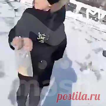 Момент взрыва газа в жилом доме на Сахалине попал на видео. Момент взрыва газа в пятиэтажном жилом доме в поселке городского типа Тымовское на Сахалине попал на видео. Cпециалисты начали разбор завалов. На месте работает 10 единиц техники и 30 человек. Инцидент произошел днем 19 ноября. В результате взрыва обрушились все пять этажей подъезда дома.