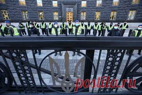 Конкурент Зеленского захотел поднять зарплаты полицейским. Первые заседания Верховной Рады Украины начались с предложений социальной направленности. Бывший спикер парламента Дмитрий Разумков предложил поднять законопроект, который увеличит зарплаты полицейским и учителям в 1,5-2 раза. Разумкова и его фракцию ранее назвали главной угрозой для президента Владимира Зеленского.