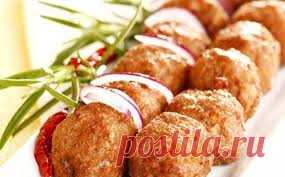 Рубленые куриные котлеты с грибами и зеленым базиликом Ингредиенты Куриное филе 600 г Свежие шампиньоны 300 г Лук репчатый 2 головки Сливки 150 г Белый хлеб 150 г Зеленый базилик 20 г Мадера 50 г Орех мускатный щепотка Яйцо куриное 1 штука Масло сливочное 50 г Масло рафинированное 4 столовые ложки Соль по вкусу Перец черный молотый по вкусу Сахар 1 чайная ложка […]