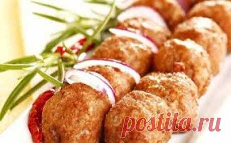 Рубленые куриные котлеты с грибами и зеленым базиликом Ингредиенты Куриное филе 600 г Свежие шампиньоны 300 г Лук репчатый 2 головки Сливки 150 г Белый хлеб 150 г Зеленый базилик 20 г Мадера 50 г Орех мускатный щепотка Яйцо куриное 1 штука Масло сливочное 50 г Масло рафинированное 4 столовые ложки Соль по вкусу Перец черный молотый по вкусу Сахар 1 чайная ложка […]