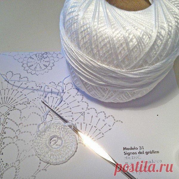 Нежная ажурная салфеточка крючком