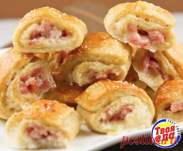 Слойки с ветчиной и моцареллой