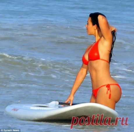 Ким Кардашян зажигает в Пунта Мита с веслом для серфинга | Zvezdec