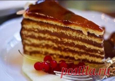 Торт "Добош"
«Добош» — традиционный венгерский торт, состоящий из шести слоёв бисквита с шоколадным кремом и карамельной глазурью. 
Ингредиенты:
Для теста 
-7 яиц
-150 г сахарной пудры
-100 г муки
-50 г крахмала
Для крема
-150 г черного шоколада
-250 г мягкого масла
-150г просеянной сах. пудры
-2 желтка
-1 с. л. Вишнёвой воды ( это как вишнёвая водка, думаю можно заменить на ликёр)
Для карамельной глазури
-150 г сахара
-1 с.л. сока лимона
Приготовление:
1. Для теста раздел...