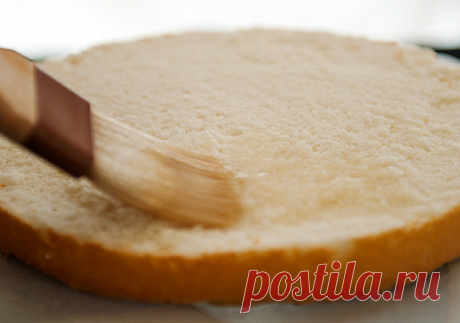 Вкуснейшие ароматные пропитки для бисквитов 

Шоколадная пропитка 

Масло сливочное - 100 г, какао порошок - 1 столовая ложка, сгущенное молоко - пол банки. 
Пропитка готовится на водяной бане. Для этого нужно в большую кастрюлю налить воды, поставить ее на огонь. А внутрь большой кастрюли поставить кастрюлю меньшего диаметра, в которой и готовить пропитку. Все ингредиенты пропитки положить в меньшую кастрюлю, масло порезать на кусочки, чтобы быстрее таяло. Тщательно перем...