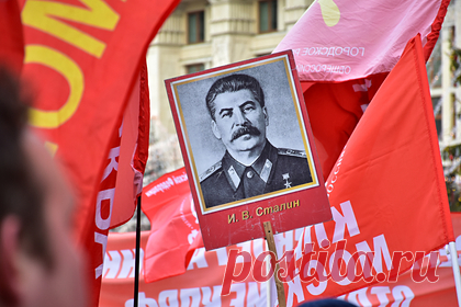 Украинца привлекли к ответственности за цитаты Ленина и Сталина в соцсети. Чаплинскому районному суду Херсонской области пришлось приговорить к условному сроку местного жителя за цитаты Владимира Ленина и Иосифа Сталина, которые он писал в соцсети. Украинца привлекли к ответственности за публикацию «символики советского, коммунистического, тоталитарного режима».