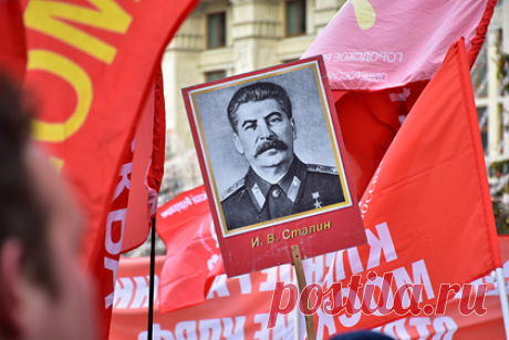 Украинца привлекли к ответственности за цитаты Ленина и Сталина в соцсети. Чаплинскому районному суду Херсонской области пришлось приговорить к условному сроку местного жителя за цитаты Владимира Ленина и Иосифа Сталина, которые он писал в соцсети. Украинца привлекли к ответственности за публикацию «символики советского, коммунистического, тоталитарного режима».