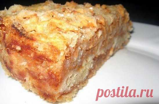 Сыпучий и очень вкусный пирог с яблоками.
Берем
 1стак.муки+1стак.сах.+1стак.манки+1 пакетик разрыхлителя (сода не подойдет!)+1/2 пакетика ванильного сах.
 Перемешать. Всё, это сыпучее тесто.
На крупной терке натереть 1-1,5кг кисловатых яблок (антоновки). Берем тефлоновую форму, т.к. смазывать не будем!
На дно насыпаем 1/2 стак.теста, кладем сверху 1/3 яблок, опять 1 стак.теста, сверху 1/3 яблок, 1/2 стак.теста + оставшиеся яблоки, сверху высыпаем остатки теста. По поверхности рассыпаем оставш