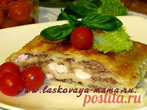Бюрек с мясом 
Предлагаю вашему вниманию простой, быстрый и очень вкусный рецепт мясного пирога из слоеного теста. Такая выпечка из разряда "на скорую руку" думаю пригодится любой хозяйке.

Ингредиенты:

Готовое  слоеное  бездрожжевое  тесто – 1  упаковка  (500 гр)
Говяжий  фарш - 500 гр
Лук репчатый - 1 шт.
Соль, перец, специи  по  вкусу
Для  смеси:

Кефир - 200 гр.
Яйца - 1 шт.
Вода  минеральная - 150 гр.
Растительное  масло - 100 гр. 
Щепотка  соли