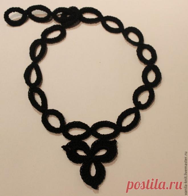 Оригинальное  вязаное украшение на шею Одной моей знакомой очень нравятся вязаные украшения. И вот с очередным заказом, к новогодним праздникам я решила сделать ей подарок. А сейчас — поделиться с вами, как его сделать самим.