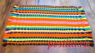 Коврик своими руками из старых футболок без крючка Сделали коврик своими руками из старых футболок. Плетение коврика – это интересное и полезное занятие. Сделать коврик не сложно, справится даже новичок. Посмотрите видео, как сделать коврик своими рук...