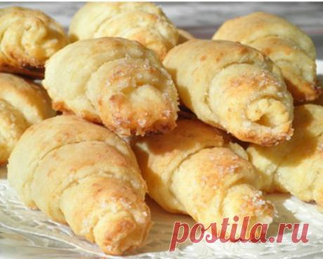 ПОГАЧИЦЕ  

Рецепт этого хлеба я нашла в интернете, состоит он из отдельных лепешек, которые укладываются по кругу и составляют сектора хлеба. Но у меня он вышел высоким, пушистым, ребристым, все сектора слились, хотя если постараться, то можно их разделить, но можно и разрезать, притом, на тонкие ломтики. Но это – уже тогда, когда хлеб полностью остынет. Хлеб получился очень вкусным... 
Читать дальше...