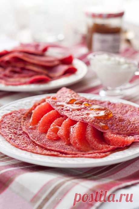«Красные» масленичные блины — Вкусные рецепты Нам понадобилось (стакан емкостью 250 мл) : 1 средняя свекла, запеченная в духовке 2 1/2 стакана пшеничной муки 3 ст. л. мелкого коричневого сахара (мусковадо) 1 ч. л. разрыхлителя (пекарского порошка) 1/2 ч. л. соли 1 1/2 стакана молока 1/3 стакана натурального йогурта 1 крупное яйцо: