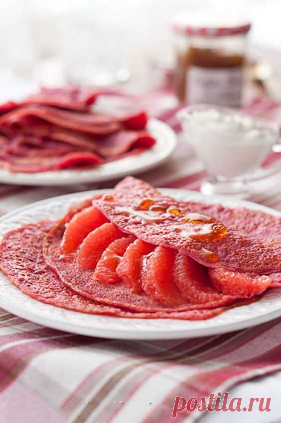 «Красные» масленичные блины — Вкусные рецепты Нам понадобилось (стакан емкостью 250 мл) : 1 средняя свекла, запеченная в духовке 2 1/2 стакана пшеничной муки 3 ст. л. мелкого коричневого сахара (мусковадо) 1 ч. л. разрыхлителя (пекарского порошка) 1/2 ч. л. соли 1 1/2 стакана молока 1/3 стакана натурального йогурта 1 крупное яйцо: