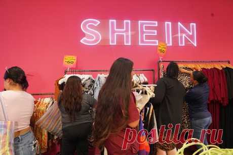 Раскрыты жестокие условия работы персонала на фабриках Shein. Журналисты раскрыли жестокие условия работы сотрудников китайского бренда Shein, противоречащих трудовому законодательству страны. Выяснилось, что на одном из производств люди трудятся по 18 часов в день с одним выходным в месяц, зарабатывая при этом по 0,27 юаня (около 2,5 рубля) за каждую созданную вещь.