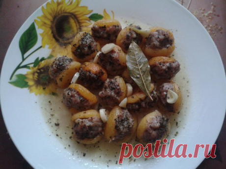ЗАКУСКА "НА ЗУБОК" ИЗ КУРАГИ. Закуска из кураги и фарша, советую приготовить. Блюдо получается вкусное, ароматное, полезное и готовится очень просто.
Ингредиенты :
Курага - 250 гр;
Фарш любой - 200 гр;
Чеснок - 2 зубка;
Соль,чёрны…