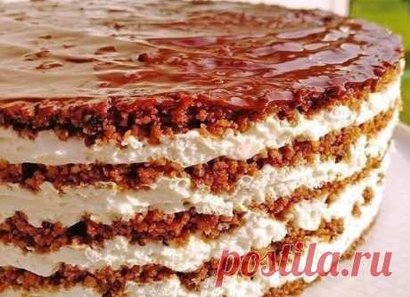 Торт из пряников
Очень вкусный, сочный и нежный тортик, выпекать ничего не надо и готовится быстро. А пропитался у меня буквально за час. Нежный, тающий во рту, настоящее наслаждение! Если не знать, из чего приготовлен, ни за что не догадаетесь, что торт из обычных пряников!
Попробуйте будете в восторге!
Ингредиенты:
500 г свежих (потрогайте через пакет, чтобы были мягкие) шоколадных пряников,
4-5 шт. спелых бананов (по желанию)
900 г сметаны 20%, (желательно отвешенной)
1 стакан сахарной пуд