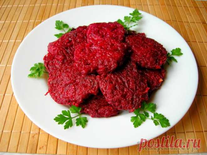 Деруны из свеклы. Рецепт бюджетный и очень вкусный! Предлагаю вам рецепт необычных дерунов (драников) из свеклы. Я думаю, что каждая хозяйка знает как вкусно приготовить картофельные драники. Какие вкусные они получаются...мммм... Совсем недавно, я поп...