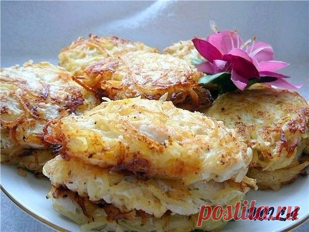 Драники с курочкой - ооочень вкусно! 

Ингредиенты:
Картофель — 5-6 шт 
Грудка куриная — 1 шт 
Яйцо — 2 шт 
Майонез — 2 ст. л. 
Чеснок — 3 зуб. 
Лук репчатый — 1 шт 
Специи (