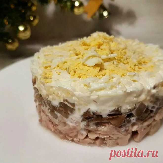 Куриный салат с яйцами и грибами

Ингредиенты:

Копченая куриная грудка — 200 г
Огурец свежий — 150 г
Грибочки маринованные — 150 г
Лук репчатый — 1 шт.
Яйца вареные — 4 шт.
Майонез или сметана — по вкусу
Соль
Перец
Зеленый лук или другая зелень — по вкусу

Приготовление:

1. Грибы нарезать пластинками среднего размера, лук мелко порезать, слегка обжарить, остудить.
2. Копченую куриную грудку и огурец нарезать тонкой соломкой, яйца натереть на средней терке, зелень измельч...