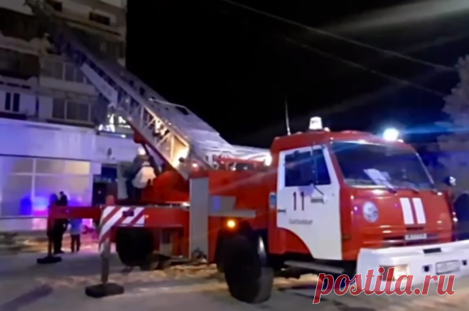 МЧС: пожар в восьмиэтажном доме в Сыктывкаре ликвидирован. Огонь охватил площадь 170 квадратных метров.