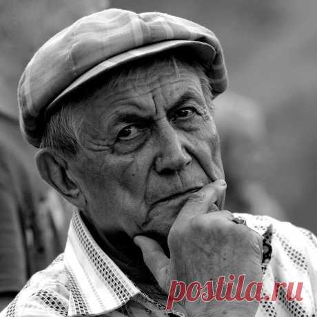 Е. Евтушенко &quot;Людей неинтересных в мире нет..&quot;.

Людей неинтересных в мире нет.
Их судьбы—как истории планет.
У каждой всё особое, свое,
и нет планет, похожих на нее.
А если кто-то незаметно жил
и с этой незаметностью дружил,
он интересен был среди людей
самой неинтерестностью своей.
Уходят люди... Их не возвратить.
Их тайные миры не возродить.
И каждый раз мне хочется опять
от этой невозвратности кричать.