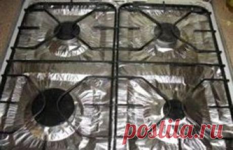 Это очень интересный способ облегчить себе жизнь. Все хозяйки так или иначе ведут непрерывный бой за чистоту на кухне, в том числе за чистоту плиты. А она так и норовит покрыться трудноудаляемые пятнами от жира, сбежавшего молока или еще чего-нибудь.        Можно устраивать бесконечные химические ат