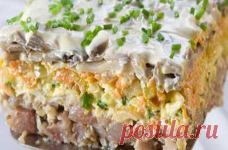 Очень вкусный салатик с селедкой Для любителей селедки представляю вкусный салат с овощами и селедкой.

 



Ингредиенты:

 	филе сельди — 2 шт.
 	грецкие орехи очищенные рубленые — 1/2 стакана
 	шампиньоны — 300 г
 	яйца вареные — 3 шт.
 	лук репчатый — 2 головки
 	морковь — 1 шт.
 	растительное масло — 1 ст. ложка