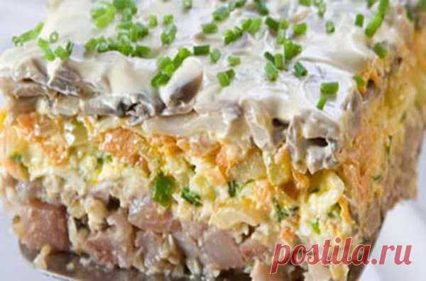 Очень вкусный салатик с селедкой Для любителей селедки представляю вкусный салат с овощами и селедкой.

 



Ингредиенты:

 	филе сельди — 2 шт.
 	грецкие орехи очищенные рубленые — 1/2 стакана
 	шампиньоны — 300 г
 	яйца вареные — 3 шт.
 	лук репчатый — 2 головки
 	морковь — 1 шт.
 	растительное масло — 1 ст. ложка