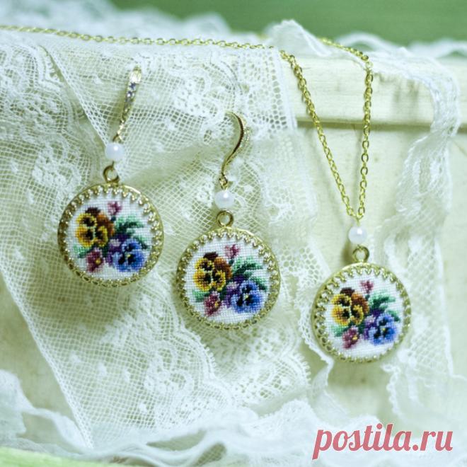(13) Gallery.ru / Foto #1 - Mis joyas con microbordado Petit Point - pinchuk-art