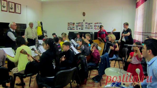 На репетиции с заслуженным артистом РК Кайырлы Ислямовым  2013 г.