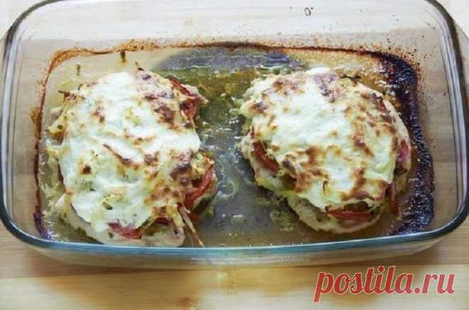 Нежнейшая куриная грудка под шубой на ужин  
 
Ингредиенты:
Грудка куриная 2 шт
Картофель 3 шт
Лук репчатый 1 шт
Помидор красный 2 шт
Шампиньоны свежие 2 шт
Сметана 25% 150 г
Лук зелёный 2 шт
Соль По вкусу
Перец чёрный молотый По вкусу
Пригото…