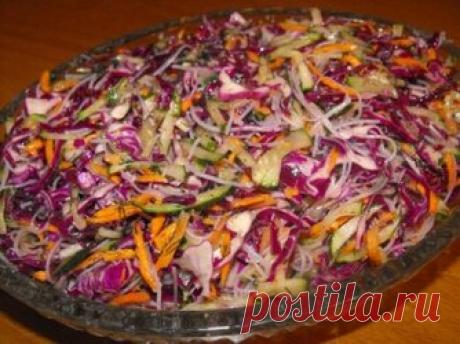 Салат почти по-китайски Ингредиенты. Белокочанная (или красно-кочанная) капуста — 1/2 небольшого кочана. Свежие огурцы — 1-2 шт. Морковь — 1 шт. Лапша крахмальная — 150 г. Чеснок — 1-2 зубчика. Укроп — пучок. Лимонная кислота (или сок лимона) — щепотка. Кориандр молотый — 0,5 ч.л. Имбирь тертый — щепотка. Приправа китайская «маласянь» Растительное масло — 1-2 ст.л. Соль, перец черный — по вкусу. Способ приготовления. Шаг 1 Капусту тоненько нашинковать и немного помять руками, посолить.