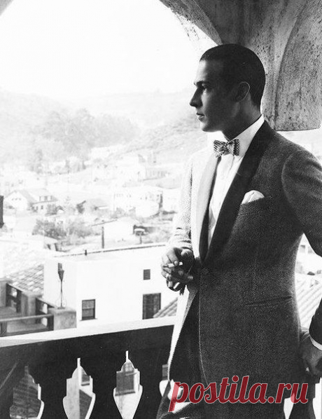 Рудольф Валентино (англ. Rudolph Valentino; 1895 — 1926) — американский киноактёр итальянского происхождения, идол эпохи немого кино.