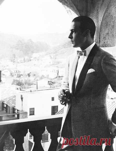 Рудольф Валентино (англ. Rudolph Valentino; 1895 — 1926) — американский киноактёр итальянского происхождения, идол эпохи немого кино.