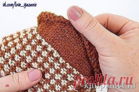 Тапочки ленивым жаккардом

Размер 37-38.
Пряжа “Кроха” Троицкий камвольный комбинат, 20% шерсть, 80 % акрил, 135 м / 50 г.
Расход пряжи светло-серой 30 г, коричневой 40 г.
Комплект из 5 спиц № 3.
Плотность вязания Пг = 2,2 петли в 1 см., узор ленивый жаккард

Если вы умеете вязать носки на 5 спицах, то связать такие носки-тапочки вам не составит труда. Если же вам не приходилось еще вязать носки, советую посмотреть этот мастер-класс: “Вязание носков. Пособие для начинающих...