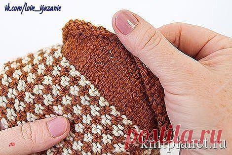 Тапочки ленивым жаккардом

Размер 37-38.
Пряжа “Кроха” Троицкий камвольный комбинат, 20% шерсть, 80 % акрил, 135 м / 50 г.
Расход пряжи светло-серой 30 г, коричневой 40 г.
Комплект из 5 спиц № 3.
Плотность вязания Пг = 2,2 петли в 1 см., узор ленивый жаккард

Если вы умеете вязать носки на 5 спицах, то связать такие носки-тапочки вам не составит труда. Если же вам не приходилось еще вязать носки, советую посмотреть этот мастер-класс: “Вязание носков. Пособие для начинающих...