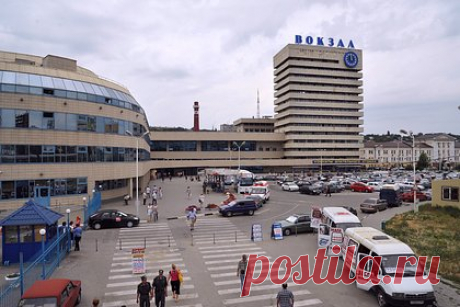 Ехавших в лагерь детей из ДНР бросили на вокзале в Ростове-на-Дону. Группу детей из Донецкой Народной Республики (ДНР), которые вместе с вожатыми и другими отдыхающими направлялись в детский лагерь в Свердловской области, бросили на вокзале. Об этом сообщает телеканал РЕН ТВ. 14 детей из Макеевки, которых оставили без присмотра, отправили в детский лагерь «Бригантина» накануне вечером.