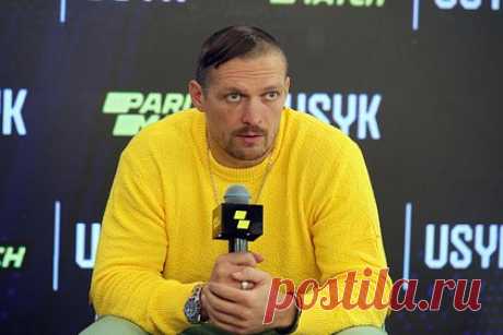Украинский боксер Усик приехал на фронт и обстрелял Донбасс. Украинский боксер Александр Усик приехал на фронт в форме Вооруженных сил Украины (ВСУ) и произвел выстрел из миномета по Донбассу. На кадрах видно, как похожий на известного украинского боксера мужчина производит выстрел из миномета под одобрительный клич своих товарищей.