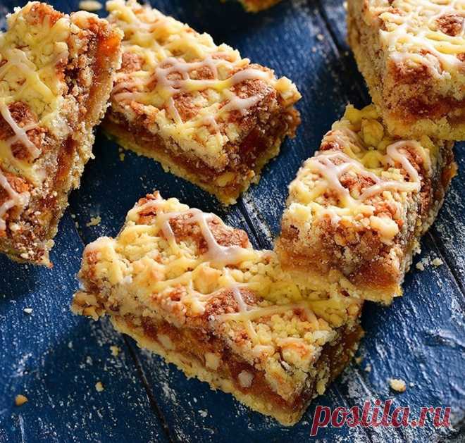 ​Пирожное с курагой и орехами Здесь два вида теста — песочное и бисквитное, большое количество кураги, орехов, сверху сеточка из глазури завершает прекрасное сочетание вкусов!⠀Ингредиенты:
Тесто №1:Мука — 270 г Сахар белый — 100 г Сахар коричневый — 50 г Холодное сливочное масло...